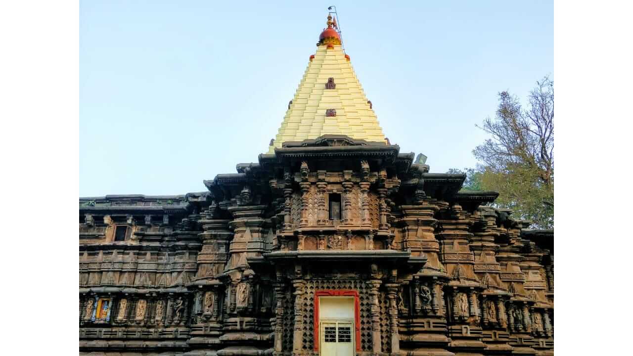 मंदिरात प्रवेश करताना 'या' चुका करू नका, तुमची पूजा व्यर्थ जाऊ शकते