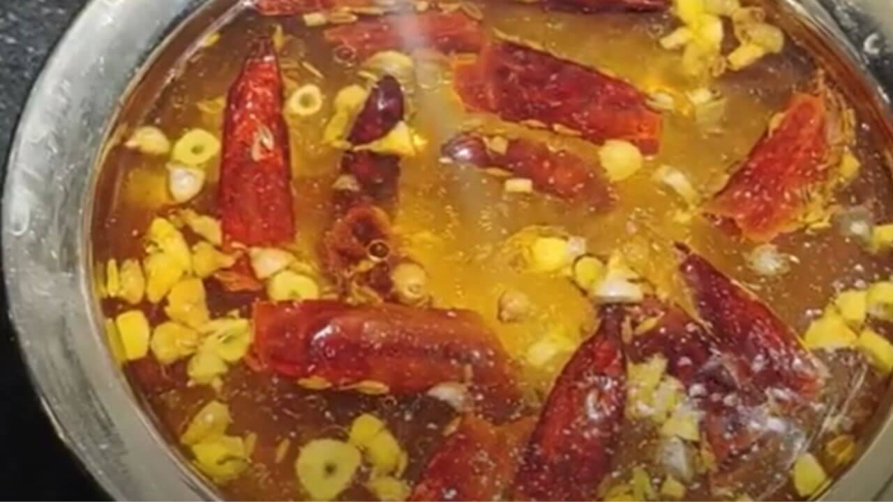 तुम्ही कधी खाल्लंय का खुड मिरचीचे पाणी? जाणून घ्या पारंपरिक रेसिपी