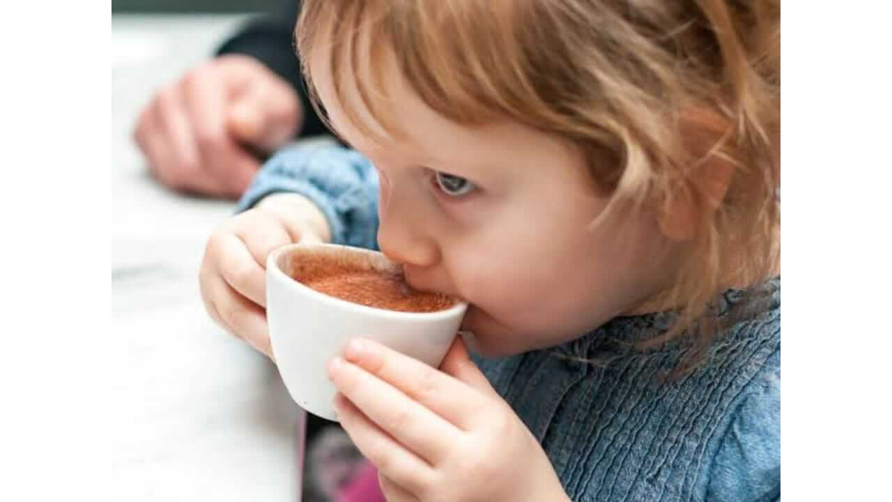 तुमचीही मुलं चहा पितात का? जाणून घ्या परिणाम