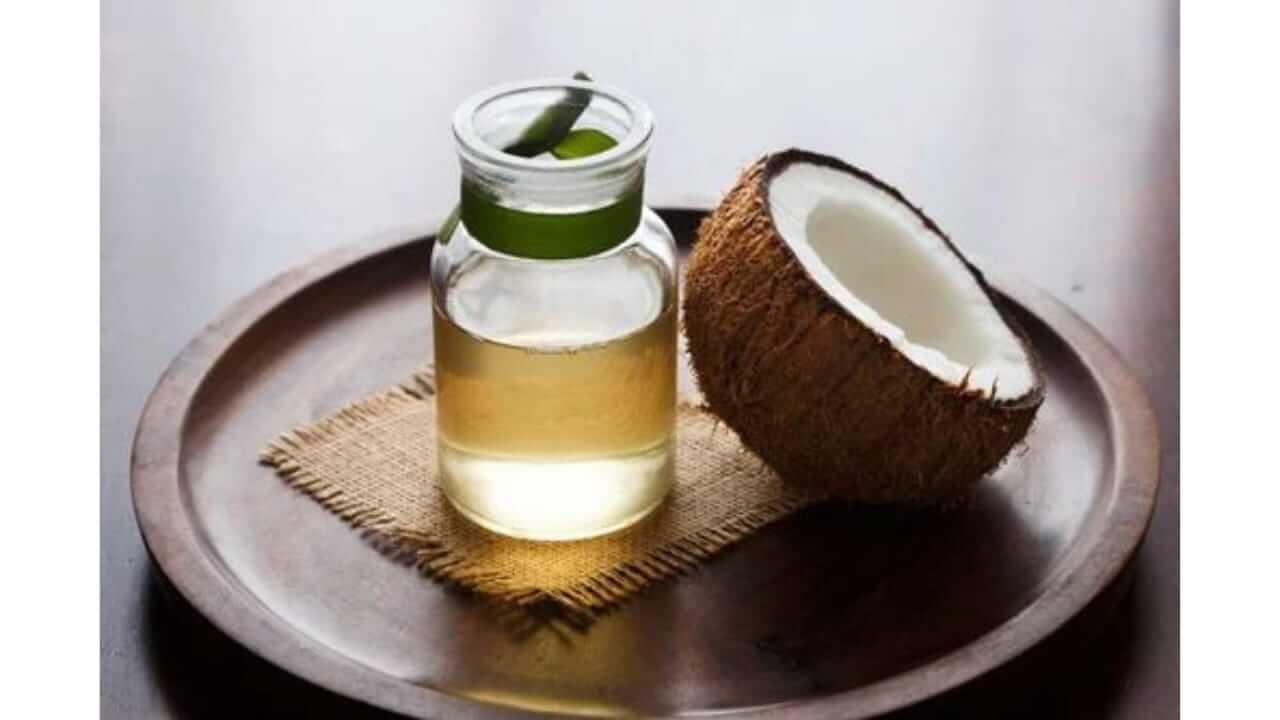 तुम्ही चेहऱ्यावर नारळाचे तेल लावता का? आजच थांबवा, 'हे' आहेत दुष्परिणाम