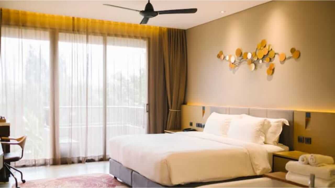हॉटेलच्या खोल्यांमध्ये घड्याळ का नसतं ? जाणून घ्या कारण