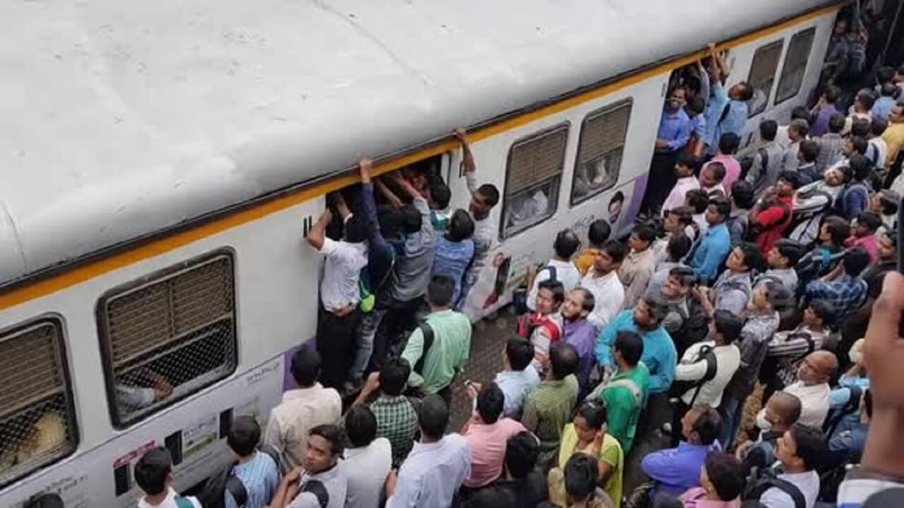 लोकल ट्रेनला स्वयंचलित दरवाजे बसविण्याचा निर्णयाविरोधात प्रवासी संघटना आक्रमक, राजकीय नेत्यांचाही विरोध
