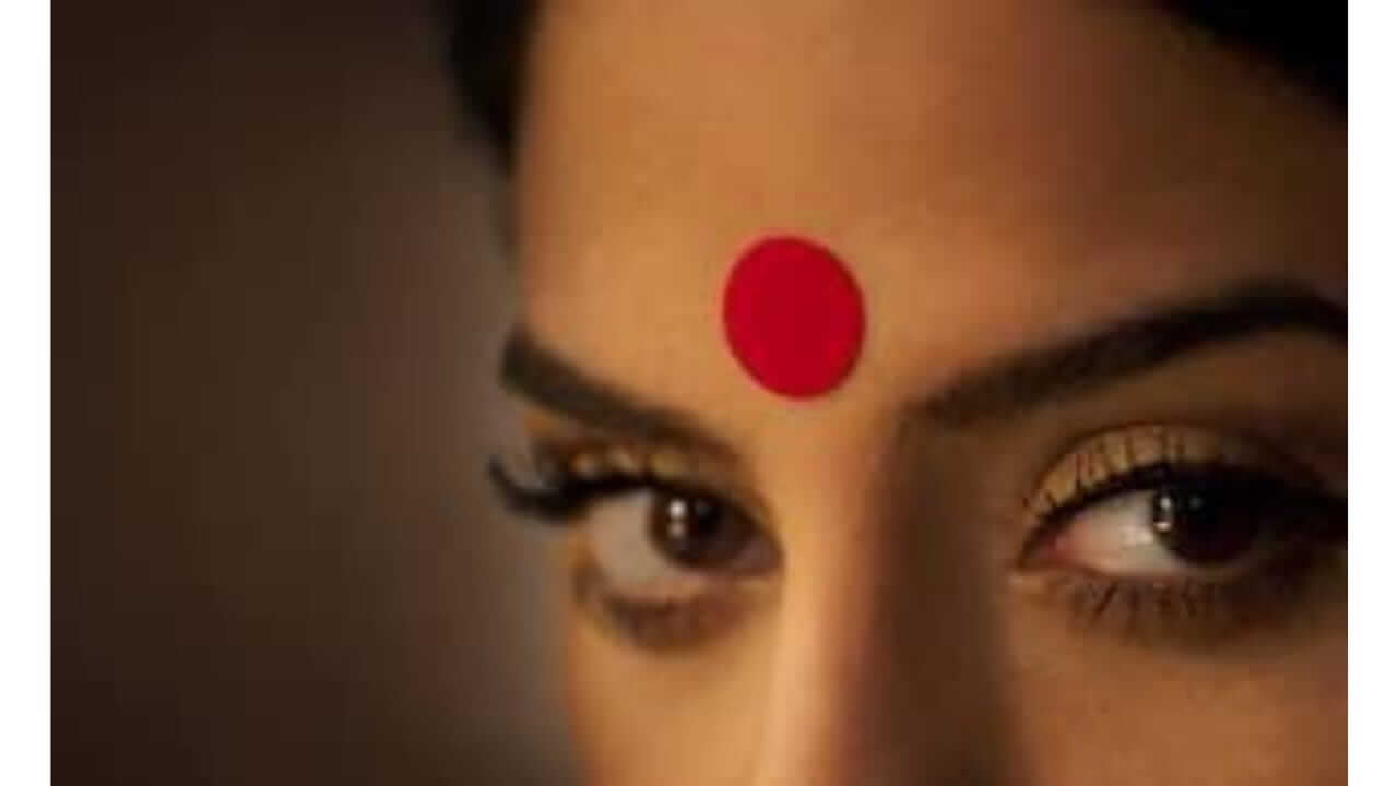 कपाळावर कुंकू आणि टिकली लावण्याचे फायदे, जाणून घ्या