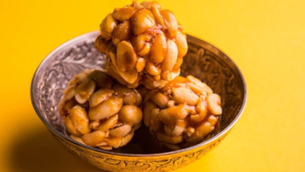 चविष्टच नव्हे आरोग्यासाठी फायदेशीर आहेत शेंगदाणा-तिळाचे लाडू, वाचा रेसिपी