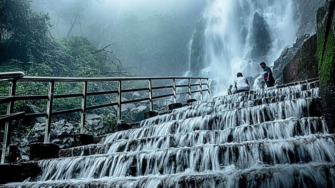 महाराष्ट्राचं चेरापुंजी 'अंबोली' पर्यटकांना खुणावतंय, पावसाळी पर्यटनासाठी पर्यटकांची गर्दी! असे करा ट्रिपचे नियोजन
