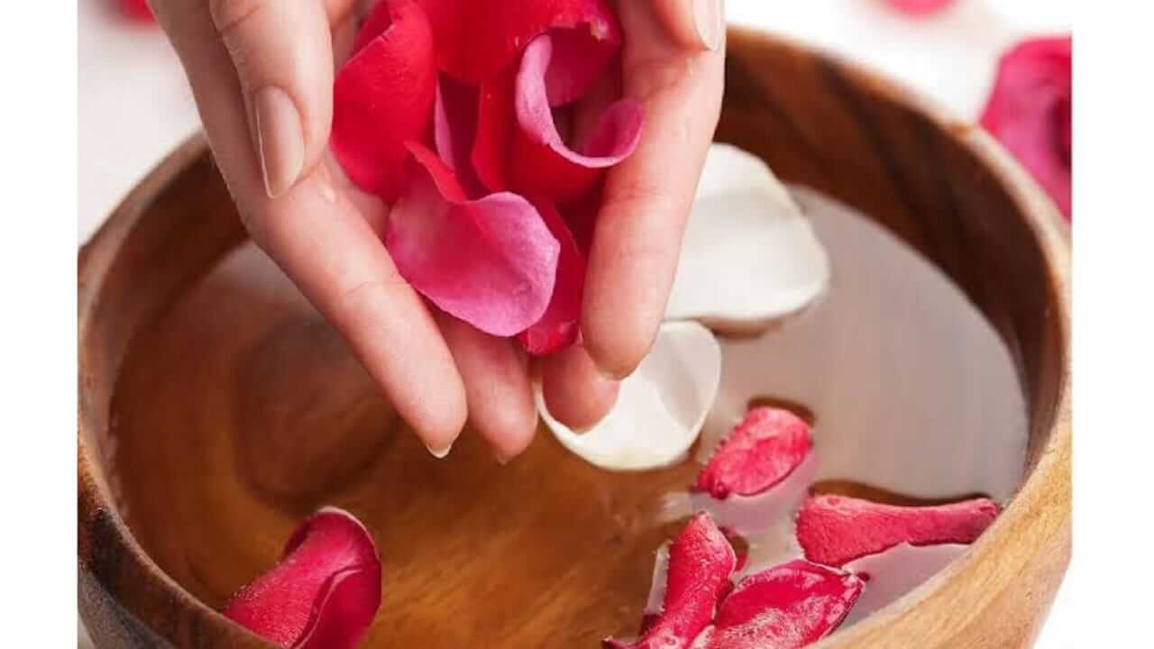 घरात गुलाबाच्या पाकळ्या ठेवणे शुभ आहे, जाणून घ्या त्याचे चमत्कारिक फायदे...