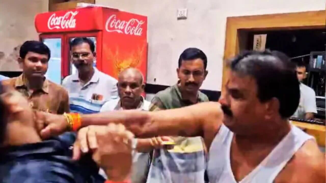 कॅन्टीन चालकाला मारहाण प्रकरणात आमदार संजय गायकवाडांवर मुंबईत गुन्हा दाखल