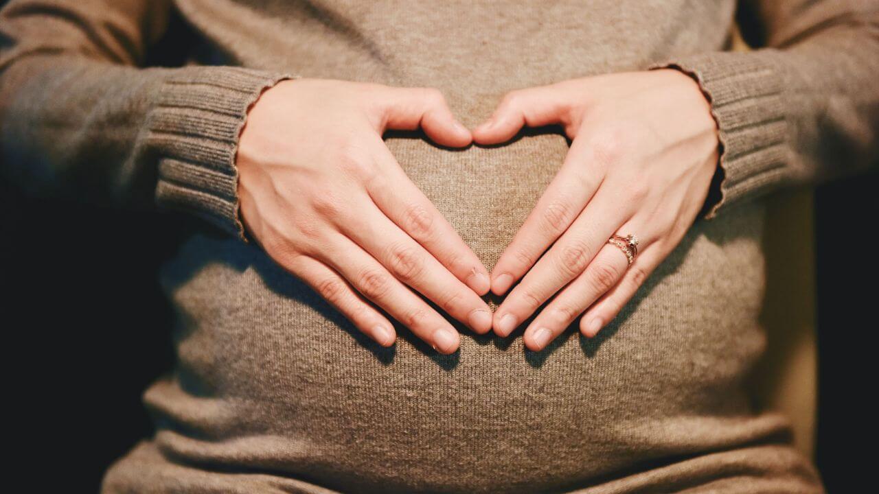 शालेय मुलींनी मुलं जन्माला घालावीत यासाठी सरकारकडून १ लाखांचा चेक, कोणत्या देशात सुरू आहे हा प्रकार?