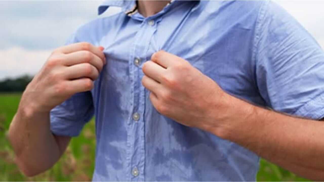 पावसाळ्यात ओलसर कपडे घालताय? जाणून घ्या परिणाम..