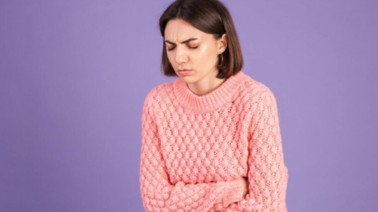 मासिक पाळी दरम्यान का होते कंबरदुखी? जाणून घ्या कारणे आणि उपाय
