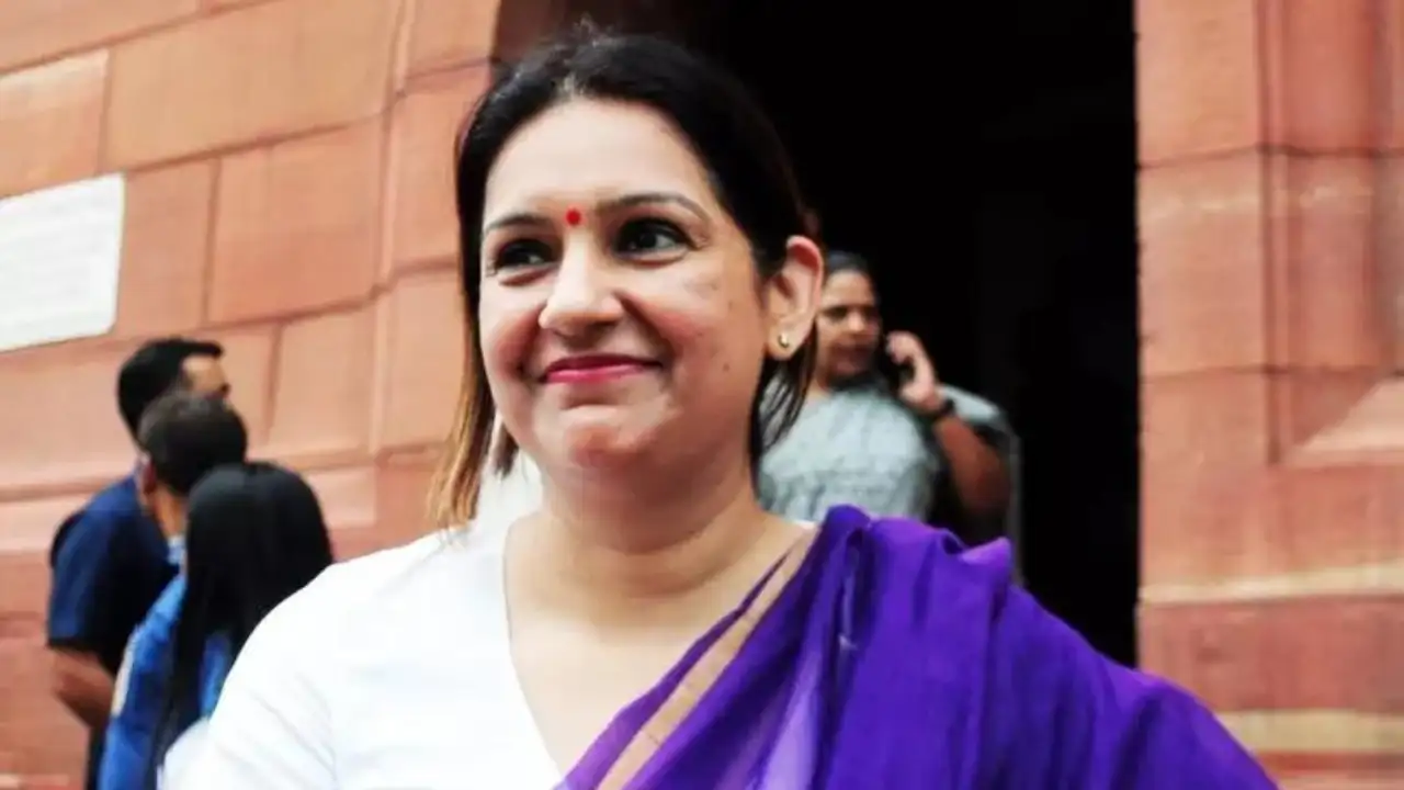 खा. प्रियंका चतुर्वेदींना मराठीचा ‘म’ बोलता येत नाही, शिवसेना महिला आघाडीकडून बालभारती पाठ्यपुस्तकाची भेट