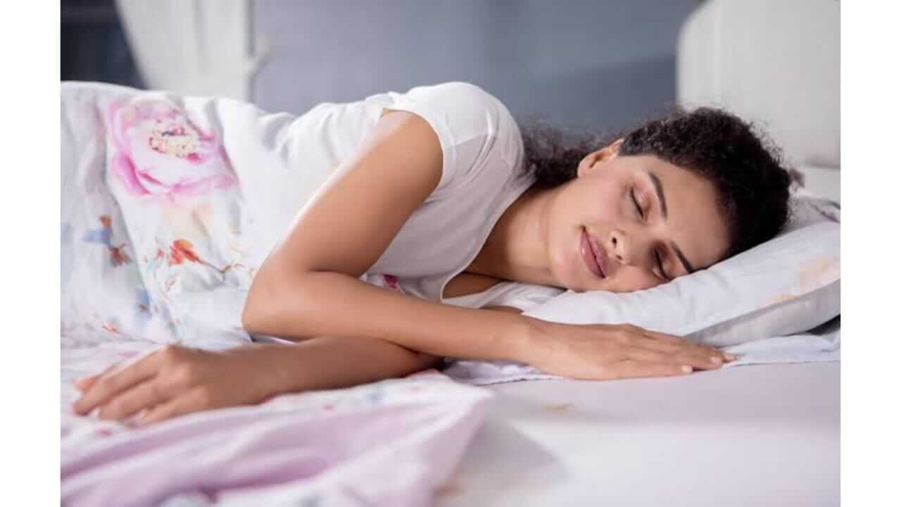 डाव्या कुशीवर झोपण्याचे फायदे जाणून घेऊया..