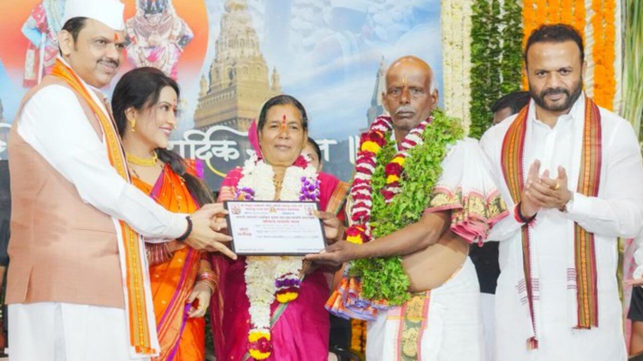 आषाढी एकादशीची शासकीय महापूजा मुख्यमंत्र्यांच्या हस्ते संपन्न; तर महापूजेचा मान नाशिकच्या दाम्पत्याला