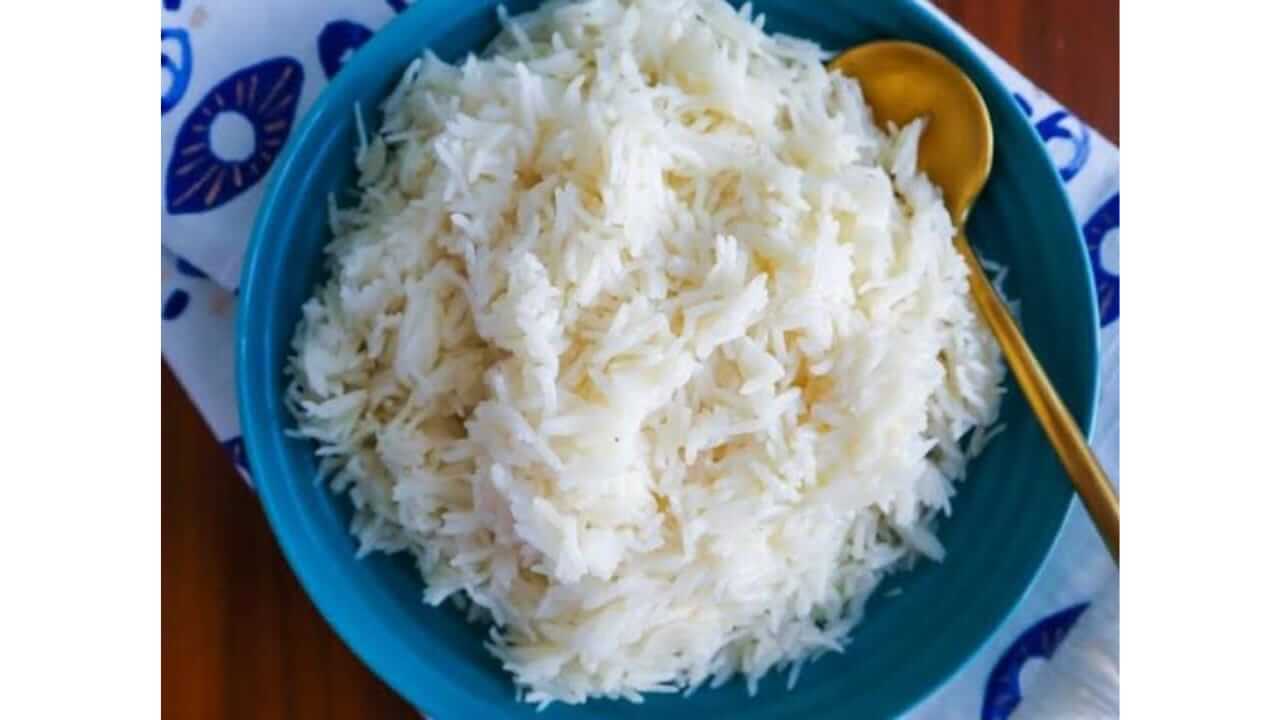 घरी शिजलेला भात नेहमी चिकट होतो का ? 'या' टिप्स वापरून बनवा मोकळा भात